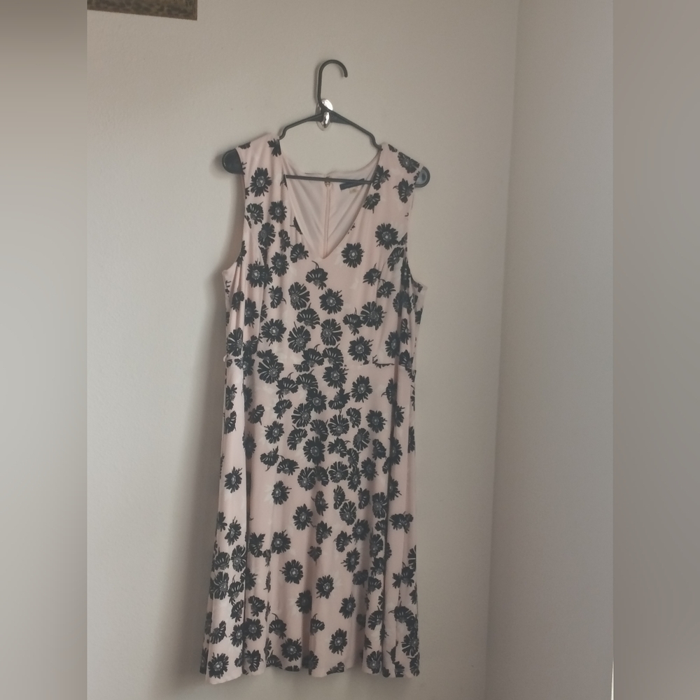 Tommy Hilfiger Dress Women 16 Pink, White and Black Floral Midi Versatile Office